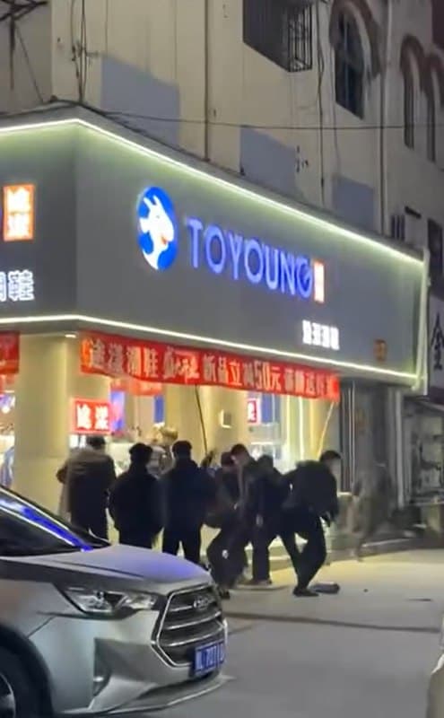 山东菏泽曹县 白衣男被精神小伙组团当街群殴！棍棒大乱斗 脑袋开瓢 鲜血四溅！ 封面